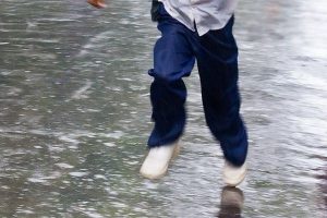 ребенок через дорогу бежит
