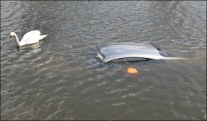 автомобиль в воде