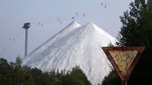 104928