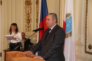 Александр Алексеев выступает перед ветеранами