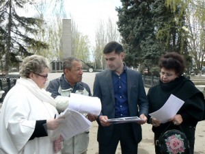 Члены оргкомитета знакомятся с проектами