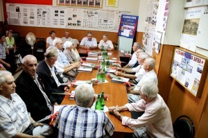 Александр Алексеев беседует со строителями ветеранами