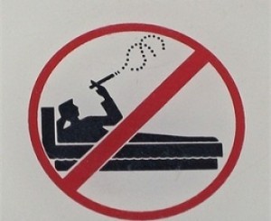 курение в постели