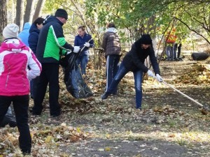 работники администрации на месячнике по благоустройству