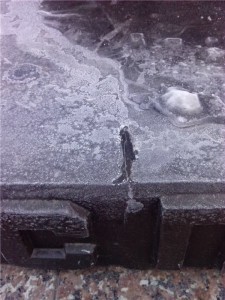 солдат победитель монумент трещина2