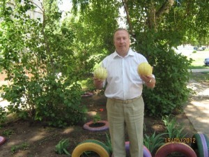 Евгений Запяткин с прошлогодними жёлтыми арбузами 19 мая 2012