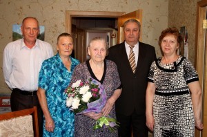 Глава БМР Алексеев АИ с Зазулиной НК и её родными 26 сентября 2013