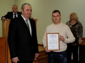 АИ Алексеев вручает благодарность АА Федотову за спасение утопавших 4 февраля 2015