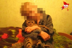 Один из мальчиков - позирует с домашним котом Фото: ! Соцсети