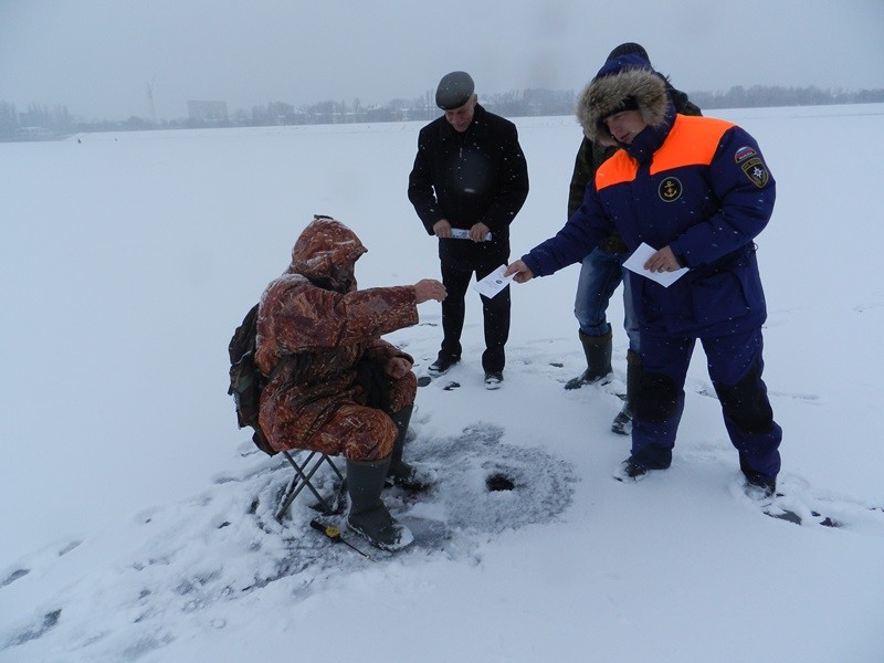 Ловим последние дни. Зимняя рыбалка в Балаково. Лед в судоходном канале.