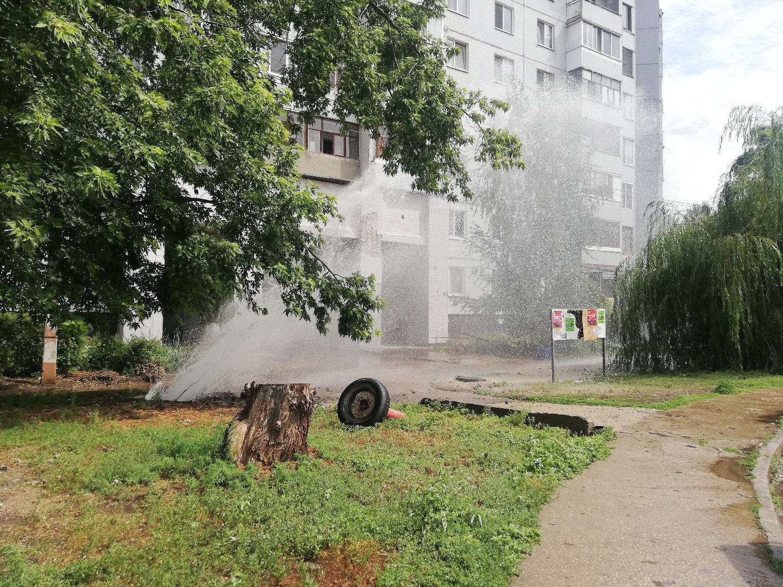 Балаково и балаковцы. Фонтан порыв Балаково. Балаково пять строек фонтан. Балаково дождь.