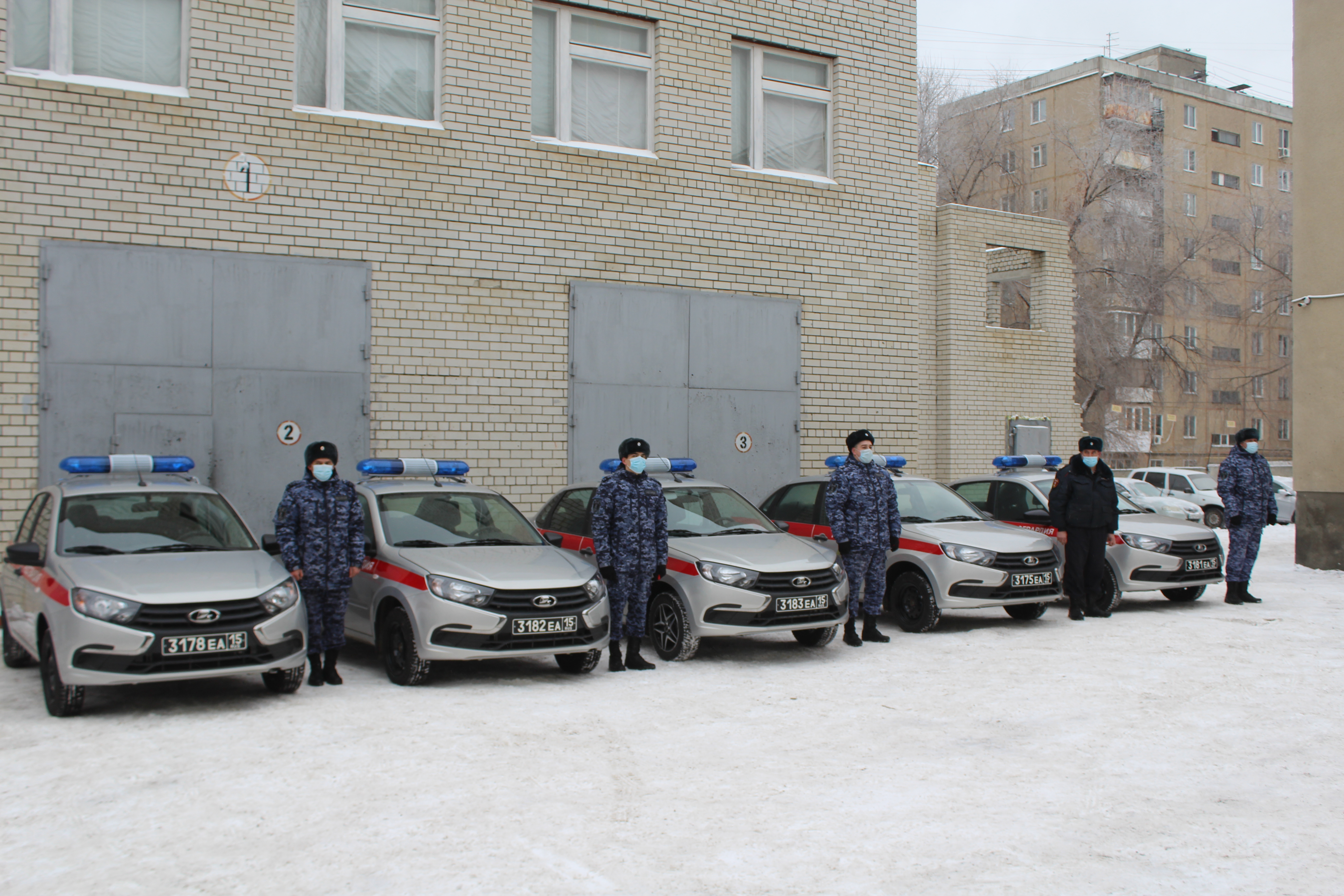 Саратовские автомобили. Лада Гранта вневедомственной охраны. Вневедомственная охрана Балаково. Лада Гранта росгваодия. Лада Гранта Росгвардия охрана.