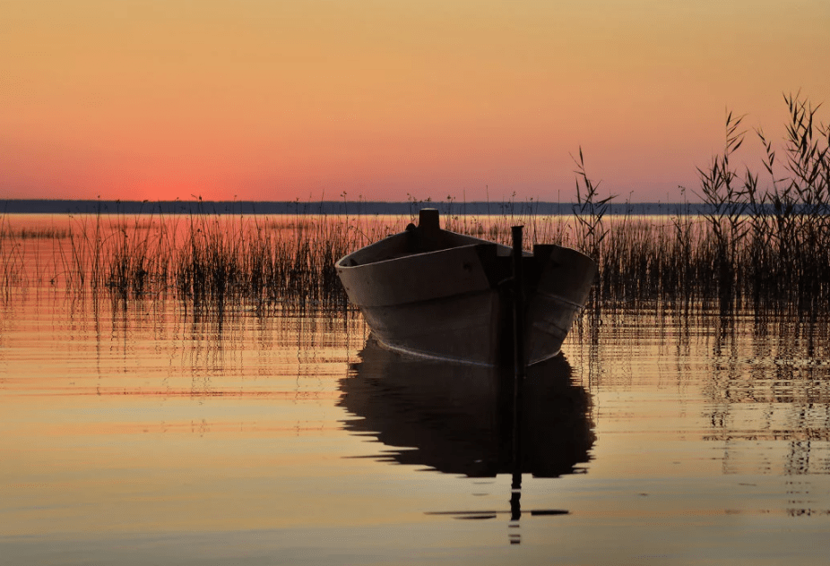 Старая лодка на озере