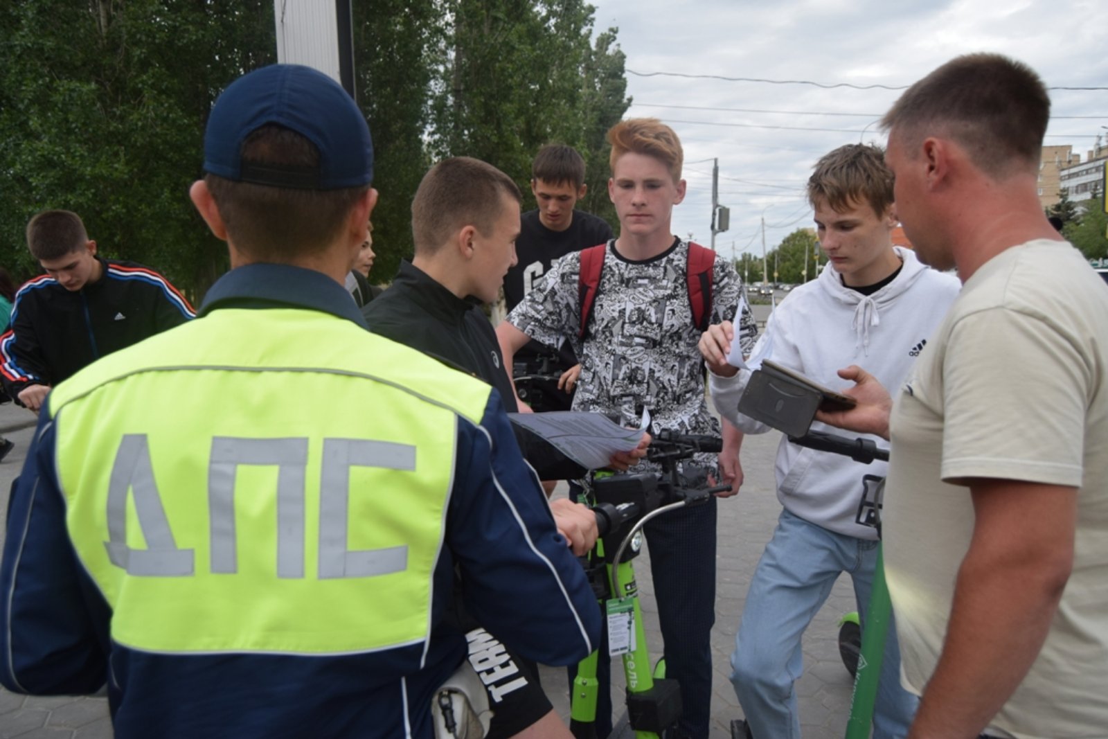 Новости балаково. Инспекторы ГИБДД Балаково. Безопасность дорожного движения. ДПС Балаково. Сотрудников ГИБДД Ивановской области.