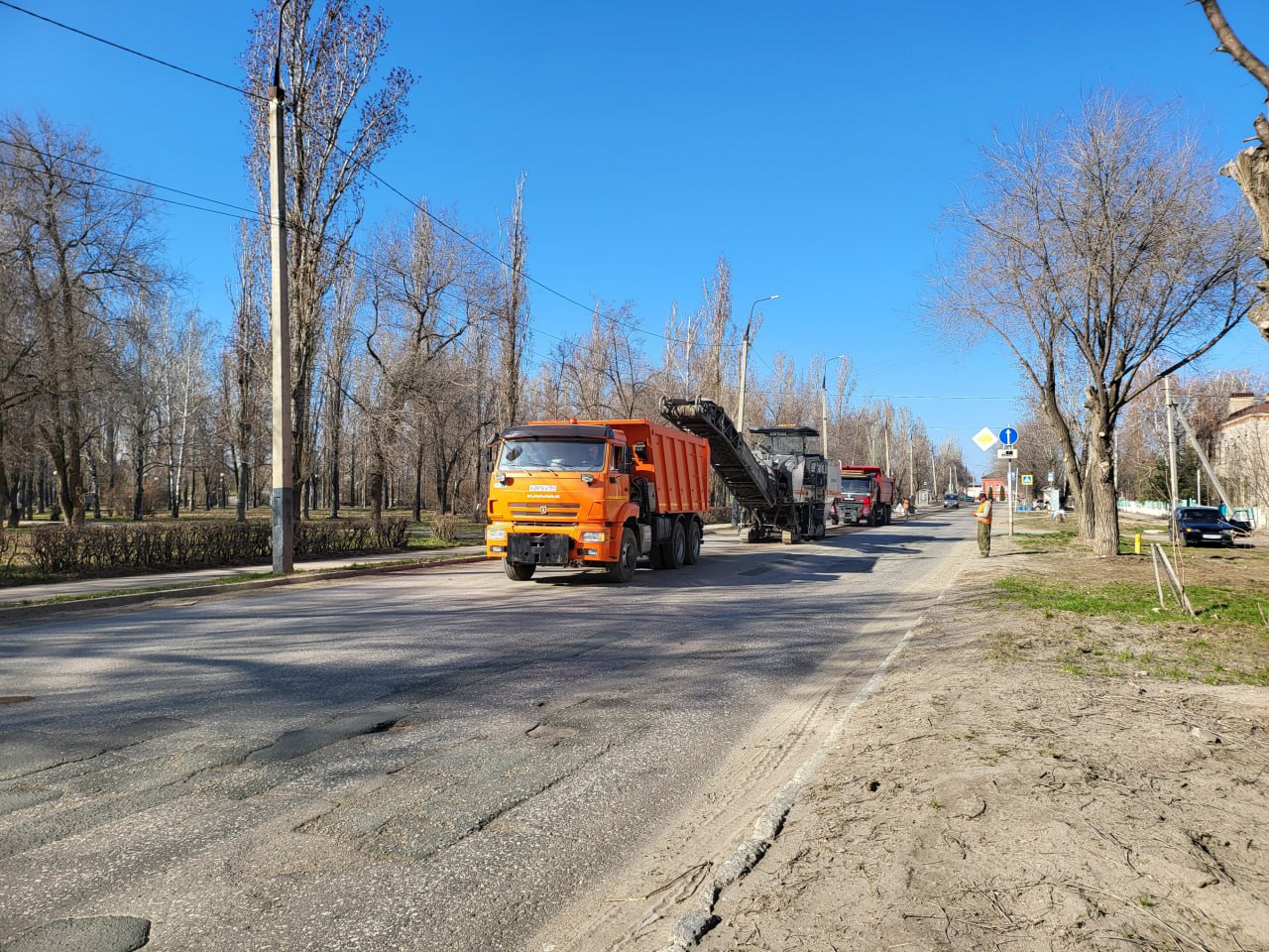 На улице Коммунистическая подрядная организация приступила к ремонту  дорожного полотна | 10.04.2023 | Балаково - БезФормата