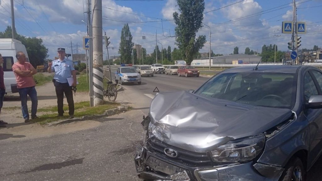 Водитель грузового автомобиля благов по вине другого водителя попал в аварию