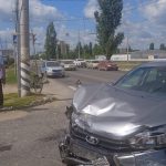 Сегодня в Балакове в столкновении иномарки с Ладой Веста пострадали три пассажира автомобиля Hyundai Accent