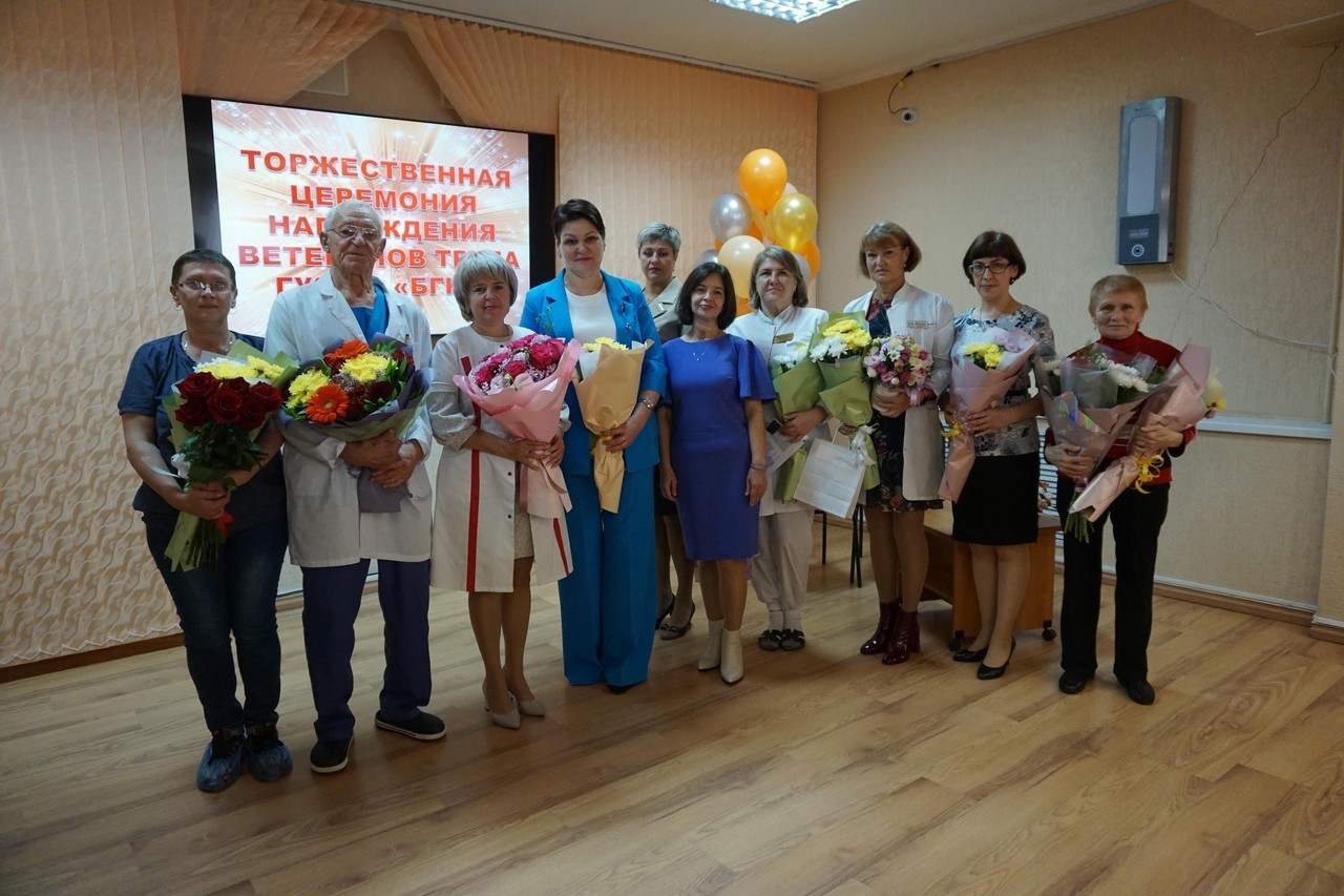 В Балаковской городской клинической больнице чествовали сотрудников, чей  трудовой стаж в учреждении достиг 25-ти лет | 21.09.2023 | Балаково -  БезФормата