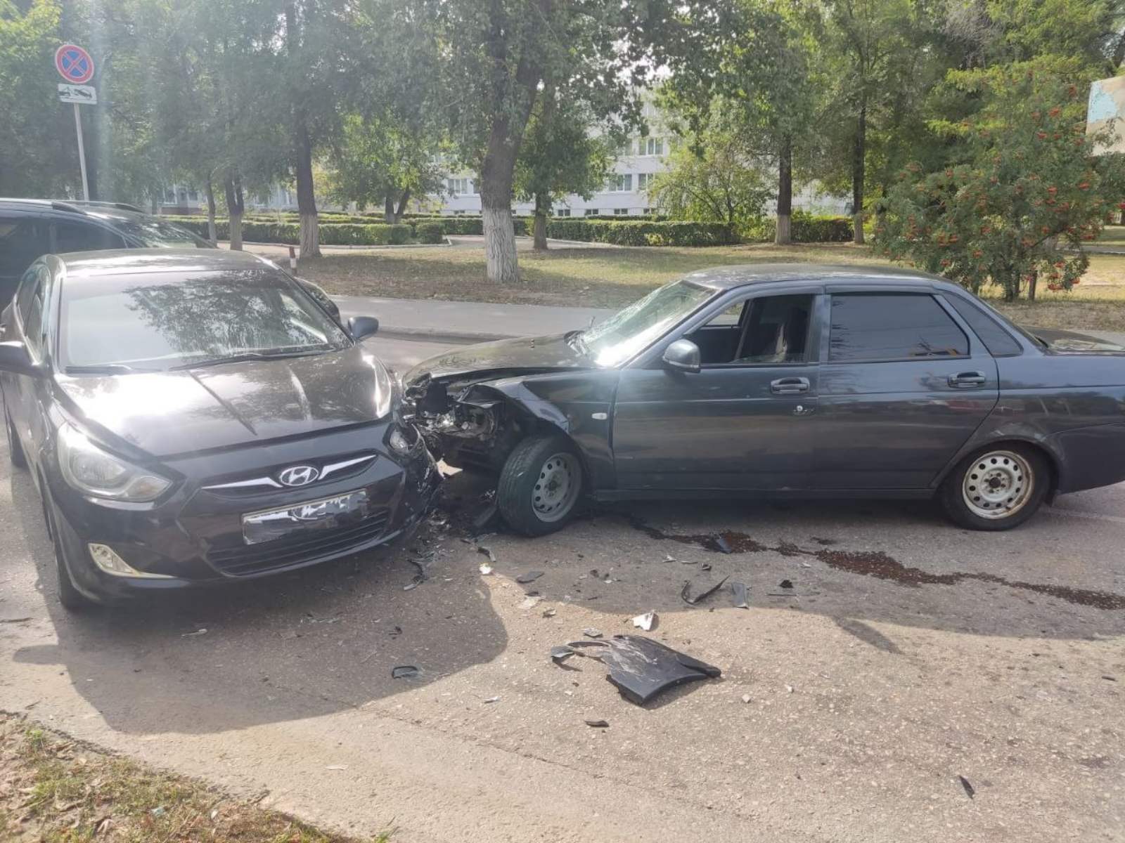 В Балакове сегодня на улице Академика Жука водитель автомобиля Лада Приора сбил  пешехода и столкнулся с Hyundai Solaris | 05.09.2023 | Балаково - БезФормата