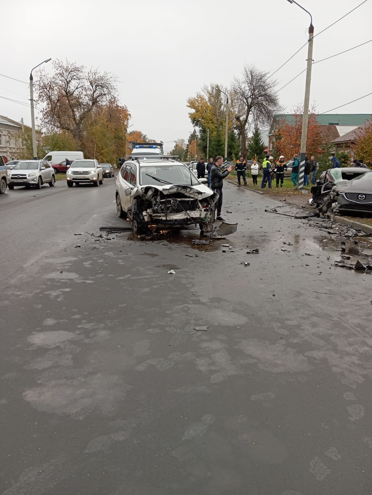 Сегодня днем в Балакове на улице Коммунистическая автомобиль Mazda 6  врезался в две иномарки. Пострадали все участники ДТП | 28.10.2023 |  Балаково - БезФормата