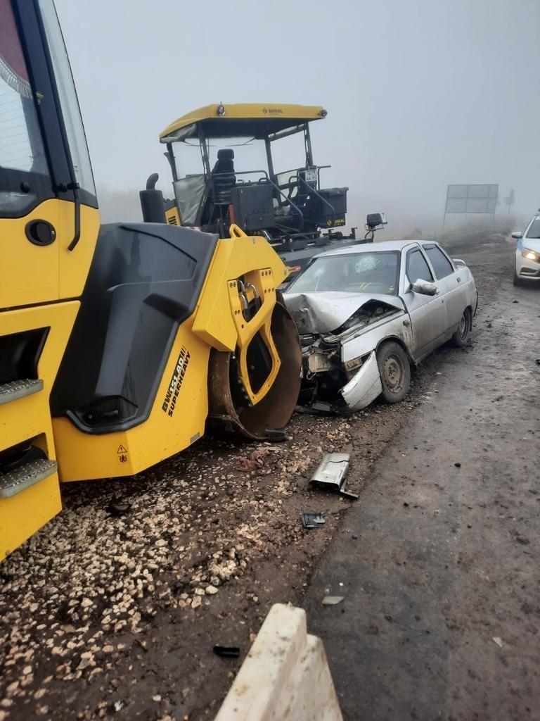 Вчера на трассе в Духовницком районе автомобиль «ВАЗ 21102» врезался в  асфальтовый каток. Водитель и пассажир легковушки получили травмы |  02.11.2023 | Балаково - БезФормата