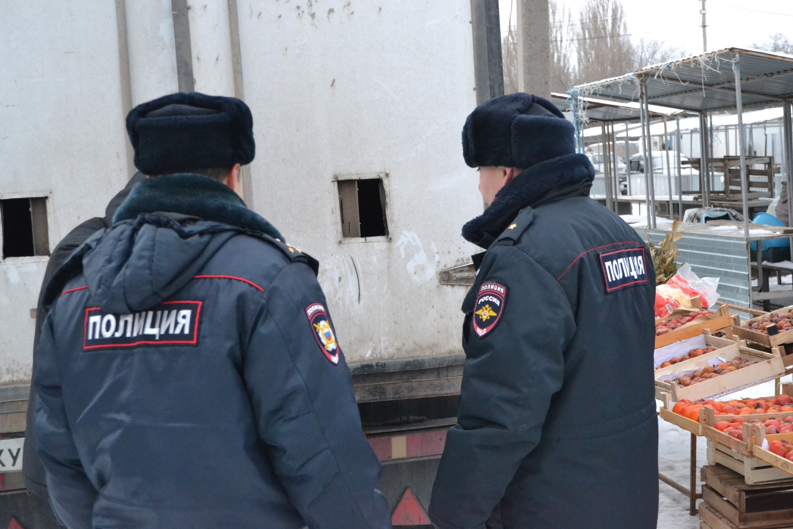 В Балакове сотрудники полиции и военного комиссариата провели рейд и  вручили повестки не вставшим на воинский учет мигрантам | 19.12.2023 |  Балаково - БезФормата