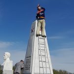В селе Большой Кушум Балаковского района местные жители приводят в порядок памятник погибшим в годы Великой Отечественной войны землякам