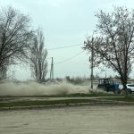 Синий трактор едет к нам. Жители Балакова возмущены методом уборки пыли на улицах
