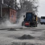 В городе Балаково продолжается текущий ремонт дорог горячей асфальтобетонной смесью