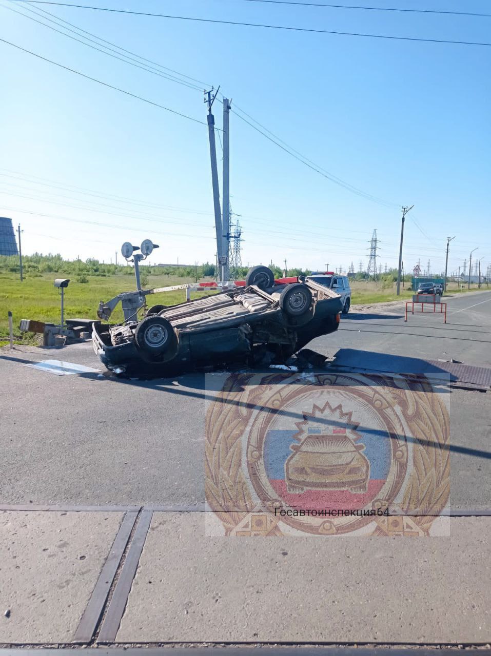 Сегодня в Балаковском районе на трассе “Самара-Пугачев-Энгельс-Волгоград”  автомобиль “ВАЗ 2115” после наезда на шлагбаум перевернулся. Пострадали  водитель и пассажирка авто | 21.05.2024 | Балаково - БезФормата