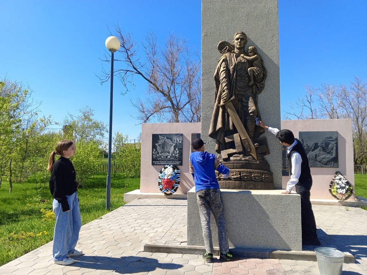 Школьники из села Николевка Балаковского района благоустроили мемориал к  празднику Великой Победы | 07.05.2024 | Балаково - БезФормата