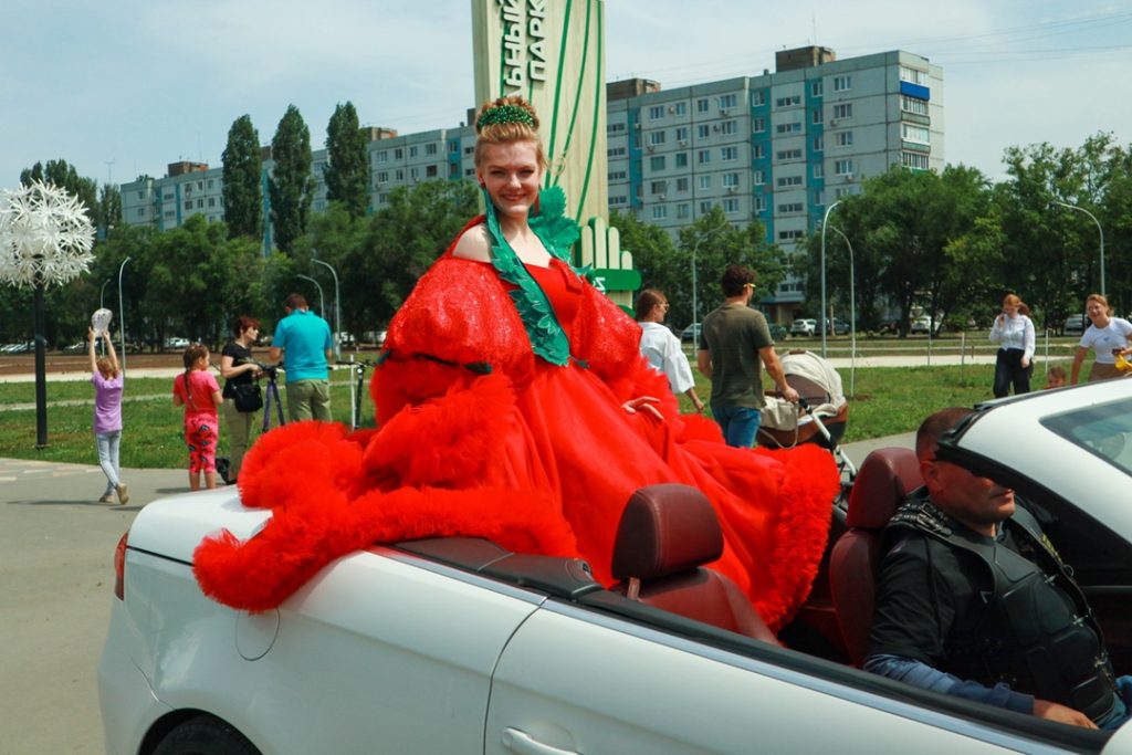 А я сяду в кабриолет... Поездка «принцессы Виктории» по улицам Балакова ...