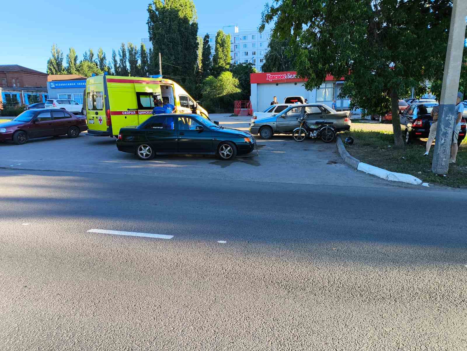 Вчера в Балакове на ул. Братьев Захаровых отечественный автомобиль наехал  на мопед. Водитель двухколесного транспортного средства попал в больницу |  09.07.2024 | Балаково - БезФормата