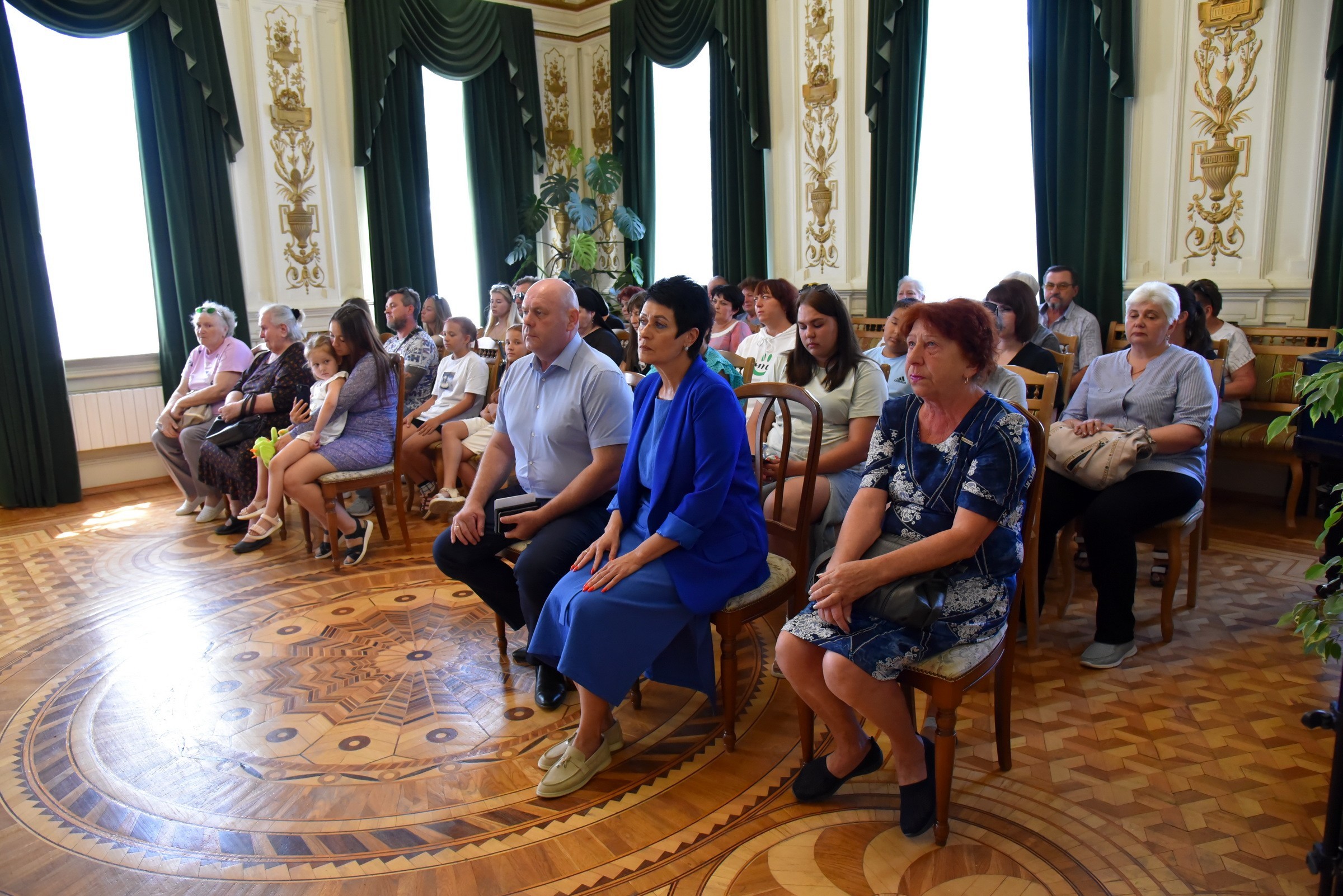 В усадьбе Мальцева г. Балаково состоялась церемония вручения памятных  знаков «Семье погибшего защитника Отечества» | 02.07.2024 | Балаково -  БезФормата