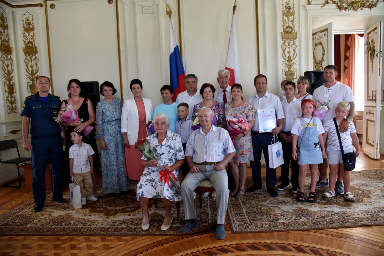 В Балакове трём семьям вручили медали «За любовь и верность» | 09.07.2024 |  Балаково - БезФормата