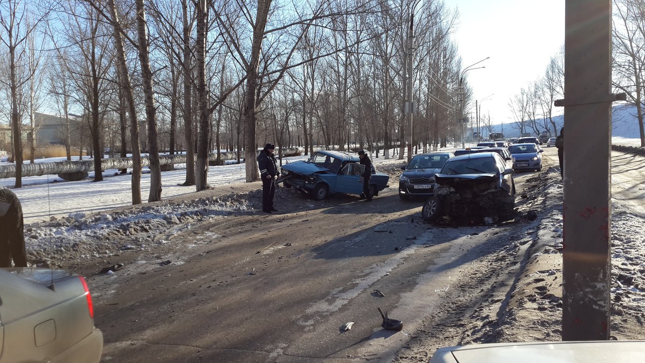 Дтп балаково. Авария на Шлюзовом мосту Рыбинск. Авария Шлюзовом мосту Балаково 24.03. Балаковские вести тройное ДТП.