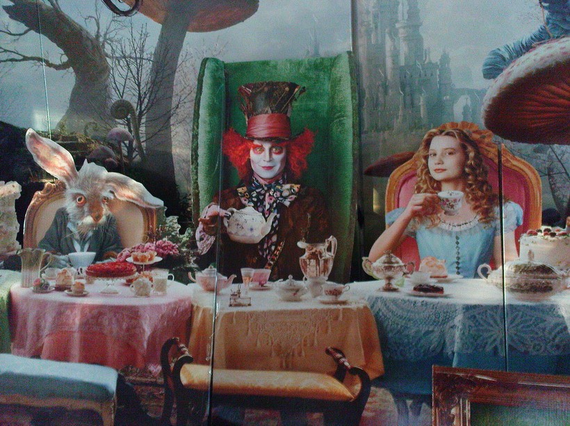 Сцена чаепитие. Шляпник и Алиса и кролик чаепитие. Алиса чаепитие у Шляпника. Алиса в стране чудес кролик и Шляпник. Алиса в Зазеркалье чаепитие.