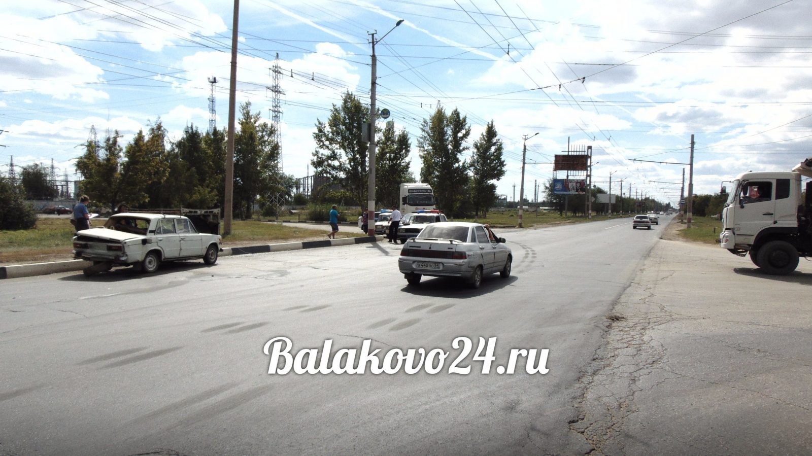 Балаково саратовское шоссе. Перекресток в Балаково на Саратовском шоссе. Остановка Саратовское шоссе Балаково. Водитель Индустриальная улица 18 в Салавате. Фото грузовиков в Балаково.