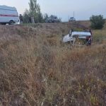 В Балаковском районе и в Хвалынске улетели в кювет и опрокинулись два автомобиля. Есть погибший и пострадавшие