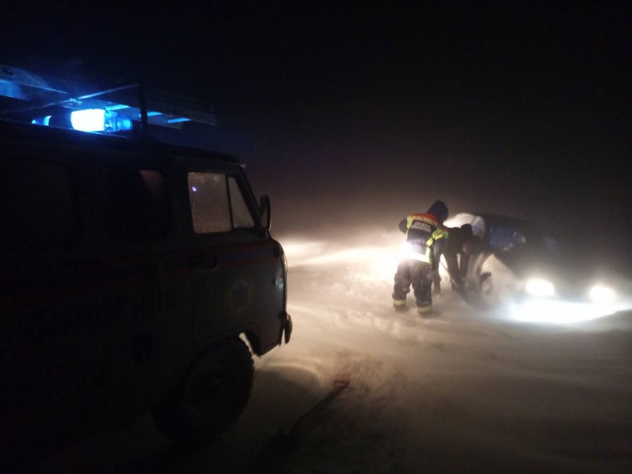 На трассе в метель попали в беду. Нынешней ночью на дорогах Саратовской  области спасатели освобождали пострадавших из снежного плена | 26.12.2021 |  Балаково - БезФормата