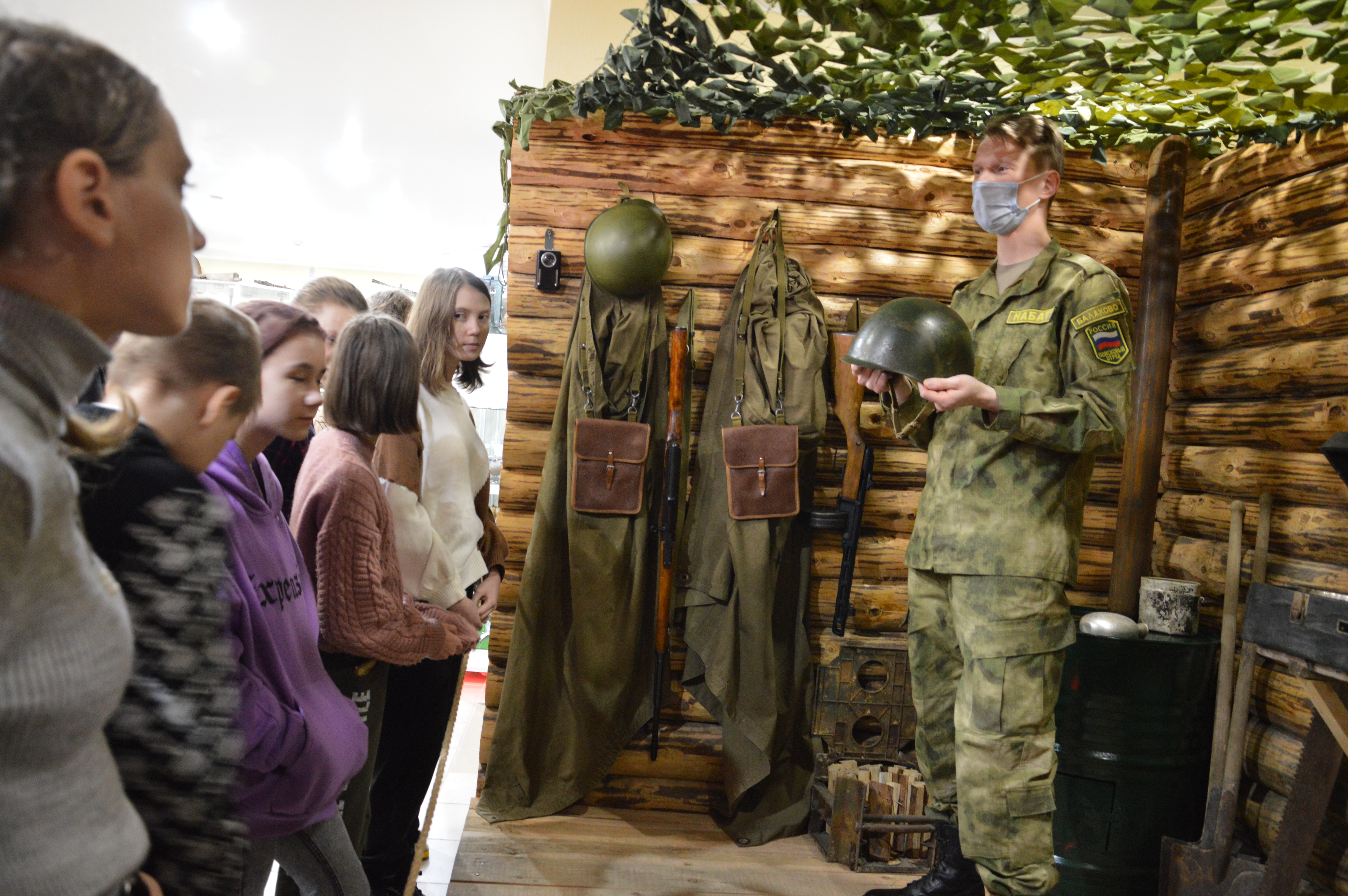 В музее 312 экспонатов. В школьном музее боевой славы 742. В музее 312 экспонатов. Экспонаты музея. Музей человека в париже экспонаты.