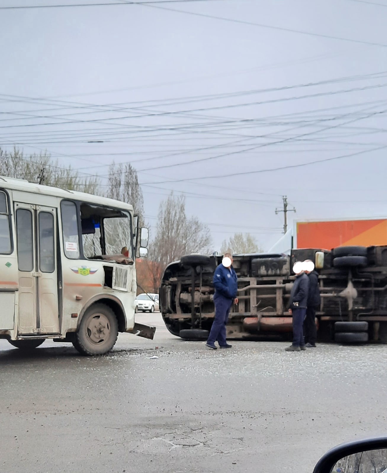 Сегодня в Балакове произошло столкновение автобуса «ПАЗ» и фургона «ГАЗель»  | 21.04.2022 | Балаково - БезФормата