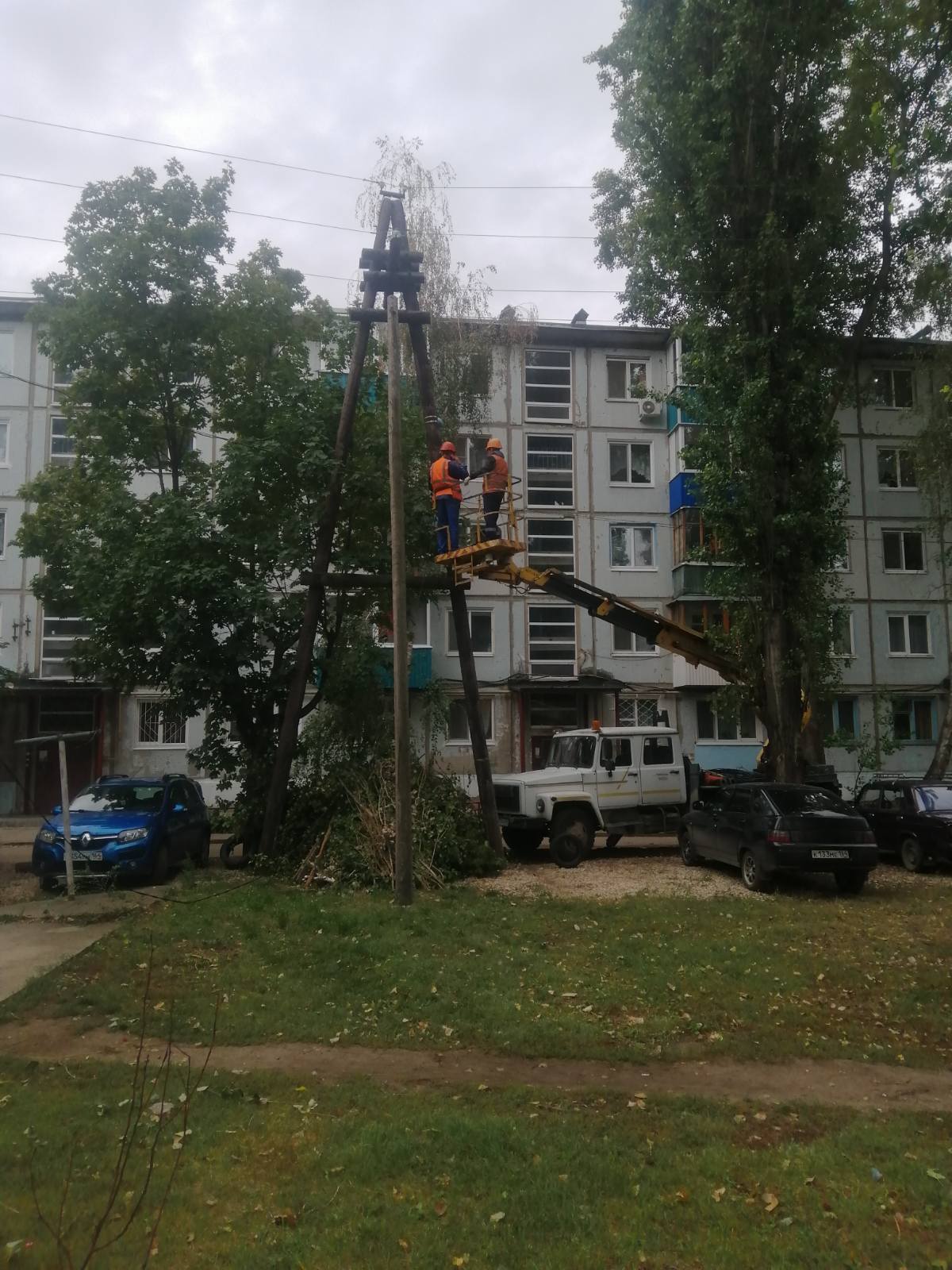 Новости балаково сегодня последние свежие события. Люди на улице. Трнавская 6 Балаково. Саратовская ул. 24. Благоустройство возле школы.