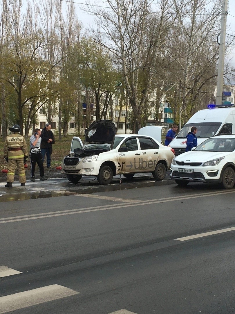 На улице Вокзальной в Балакове вчера горела машина такси | 11.11.2022 |  Балаково - БезФормата