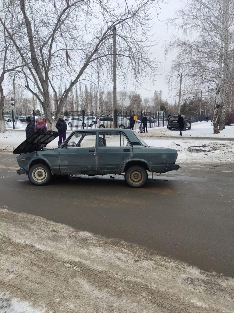 В Балакове дорогу не поделил Lexus и ВАЗ 2107. В результате аварии  пассажирке ВАЗа потребовалась помощь | 19.01.2023 | Балаково - БезФормата