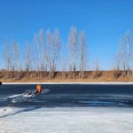 В Балаковском районе мужчина провалился под лёд. Его тело доставали спасатели